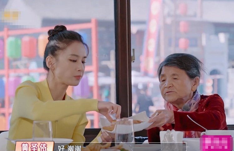 黃圣依婆婆拿98元柏木梳送兒媳，嫌?xùn)|西太便宜閉眼害羞拿不出手