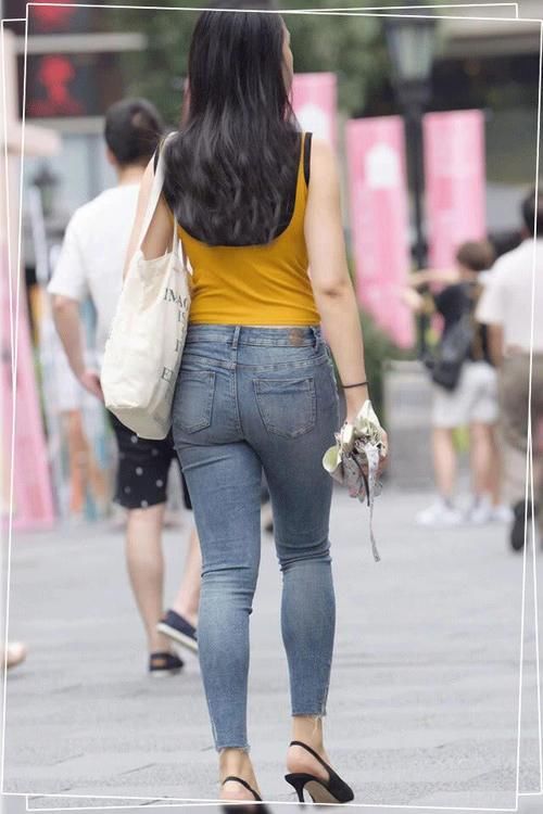 腿型|牛仔裤时尚感十足，展现个性的潮流风格，彰显性感美臀