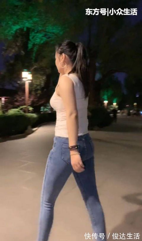 圆润|街拍姐姐这微胖身材,看似搭配普普通通,却美到骨子里