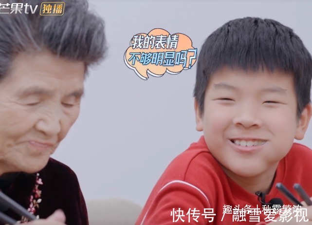 婆婆|黄圣依给婆婆洗澡，陈松伶跪地为婆婆穿鞋，孝顺背后是老公的差距