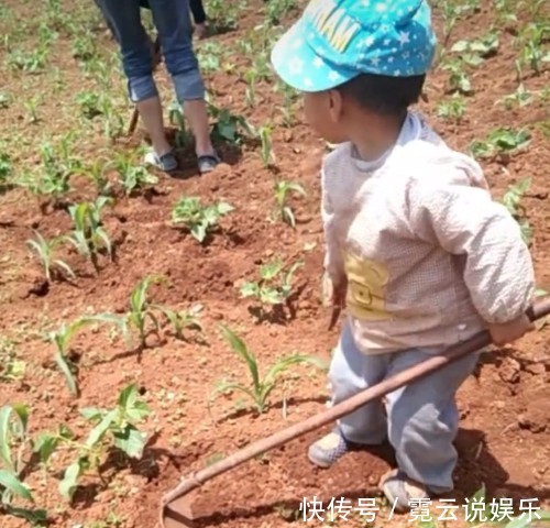 妈妈|妈妈来农村奶奶家接孩子，看到孩子的样子后，笑的合不上嘴