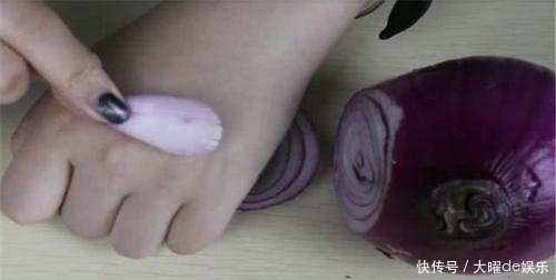 塞进|洋葱塞进耳朵有何妙用?90%的人都不知它的作用,学会终身受益