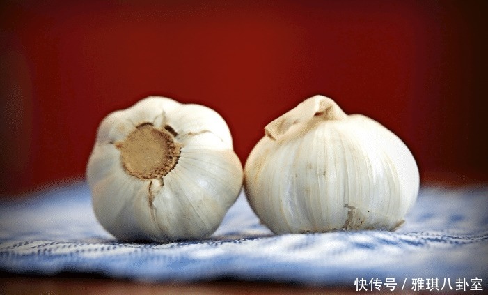 剥蒜太麻烦了,还容易引发家人争吵,有没有什么简单的方法