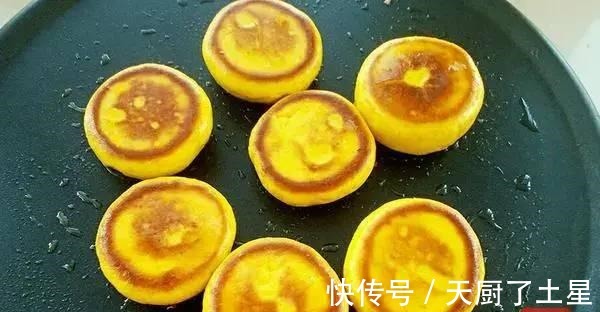 南瓜饼这样做不用油炸，学会了3分钟做一大锅，香甜软糯、零添加！