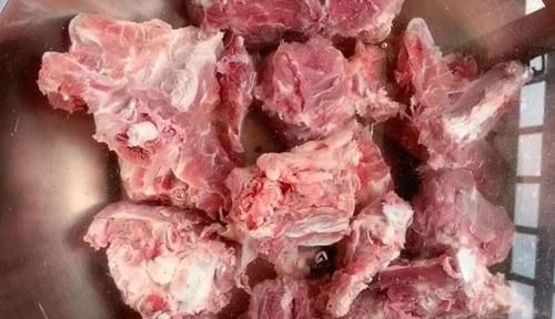 羊脊骨|天冷进补，不吃排骨也要多吃它，加一物熬一熬，汤白肉鲜，真滋补