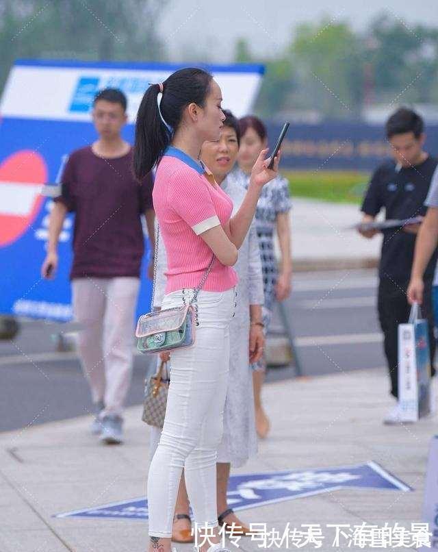 裤子|粉色短袖搭白色打底裤，整体搭配很有质感，拥有满满的潮流气息