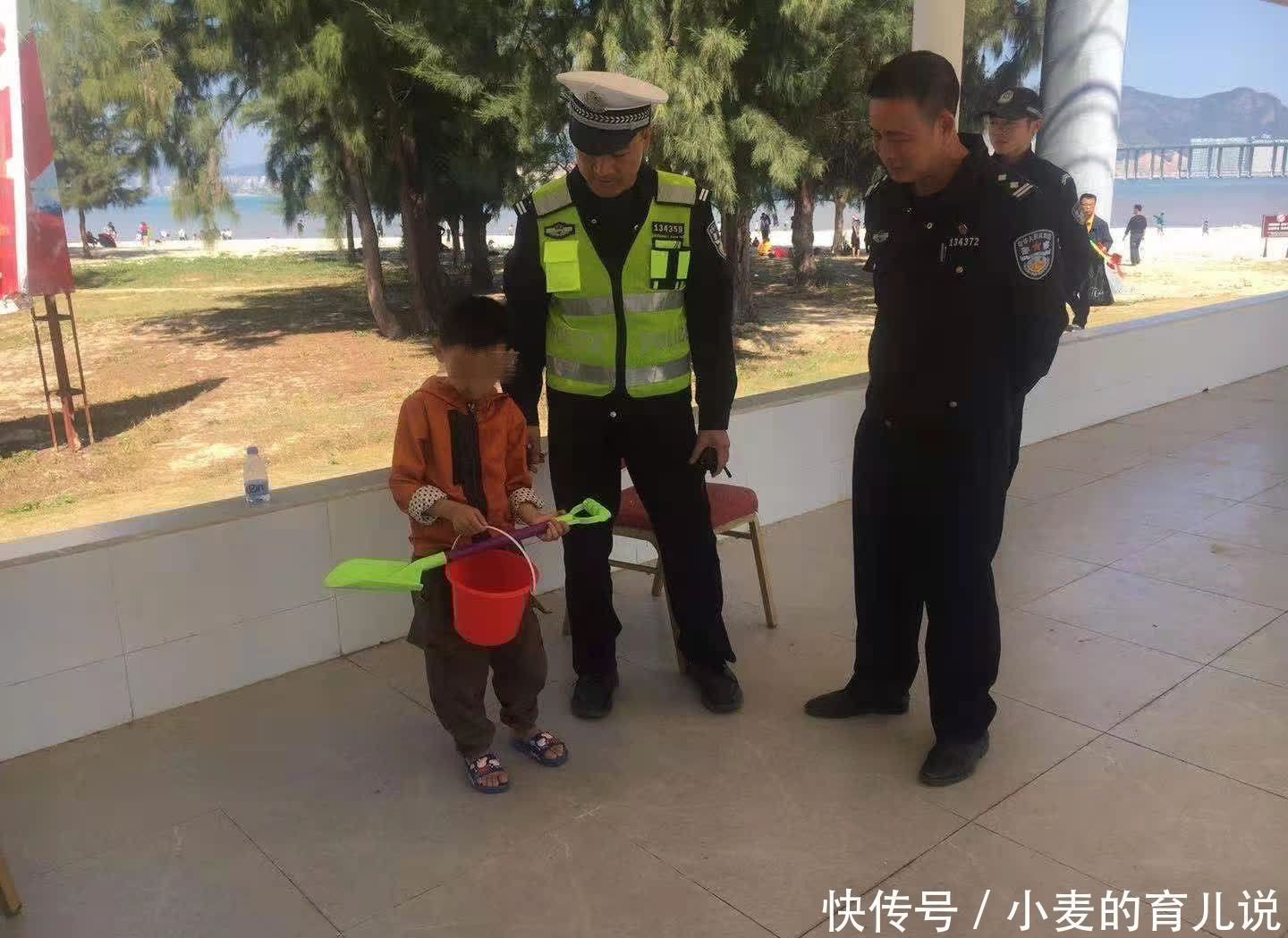 粗心父母丢小孩,交警蜀黍帮找回