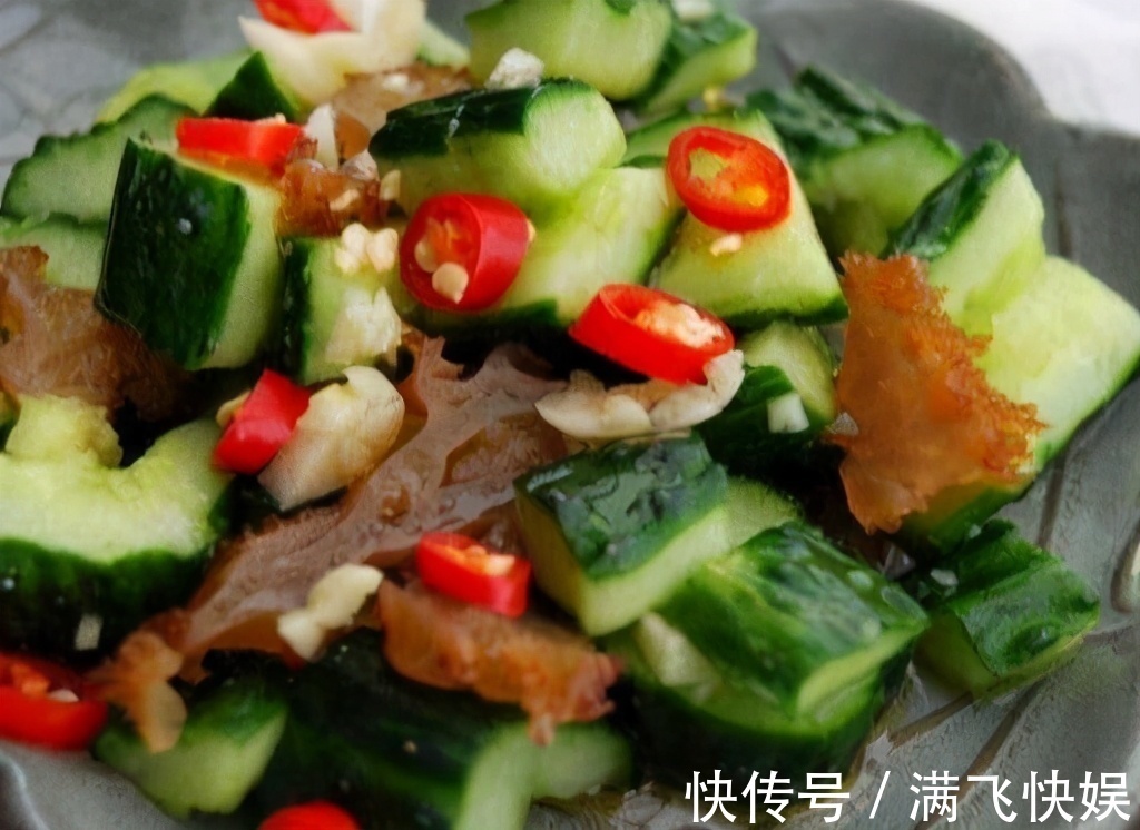 玉米面|女性到了中年,多吃三种美食,润肠通便,排毒清肠,甩掉大肚腩