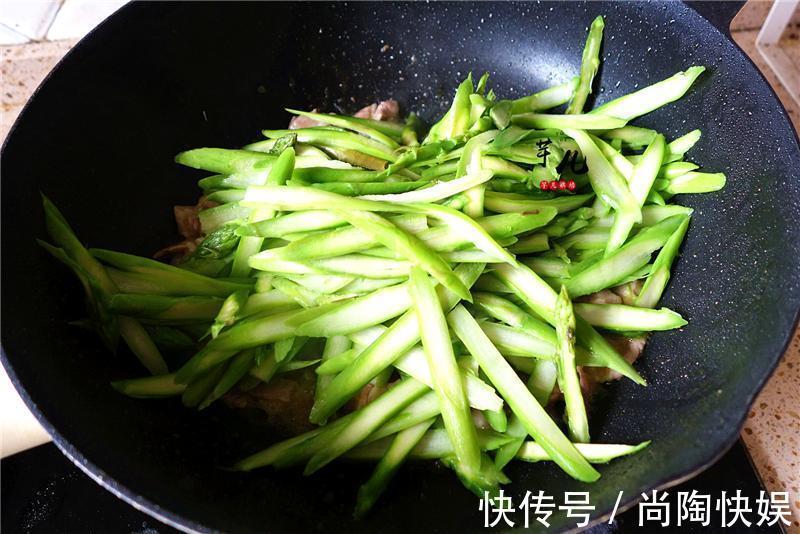 炒芦笋,直接下锅就错了!多加这一步,脆嫩爽口,超级下饭更下酒
