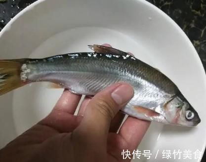 炸鱼时，用面粉还是淀粉？都不对！教你正确做法，酥脆鲜嫩特别香