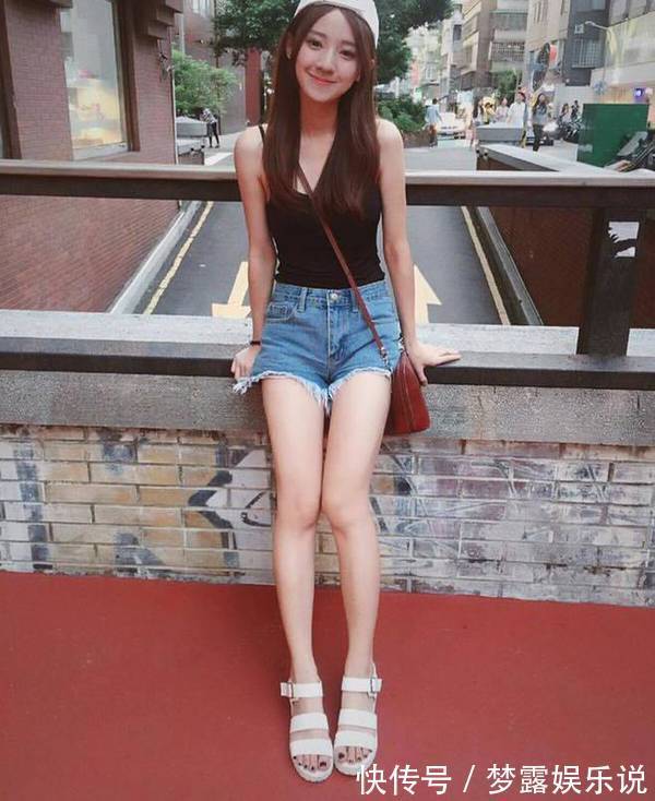 性感 小姐姐穿上牛仔短裤,显得活力十足,充满青春气息!