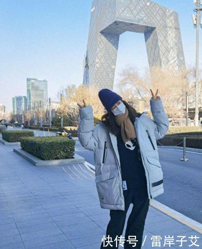 没想到刘雯还有这么可爱的一面,穿白色长款羽绒服,太接地气