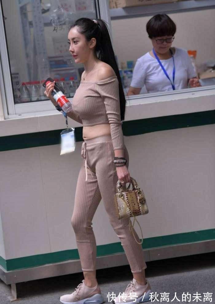 紧身 紧身的设计勾勒出小姐姐迷人的身材