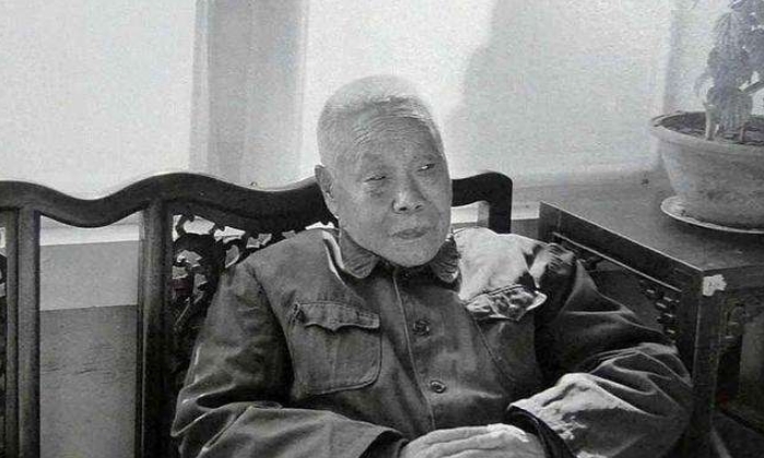 伺候|清朝最后一位太监的口述,夜里伺候主子时,鞋底必放一物