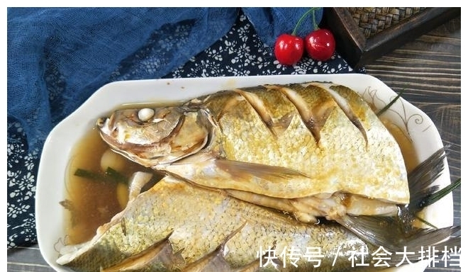 清蒸鱼|清蒸鱼时,不用生抽不用盐,掌握1个小技巧,出锅又鲜又香