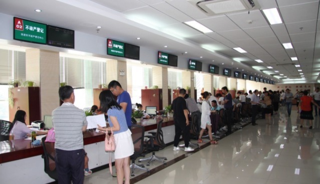 过户|想将房产过户给子女,该生前办还是离世后办差别巨大需早知道