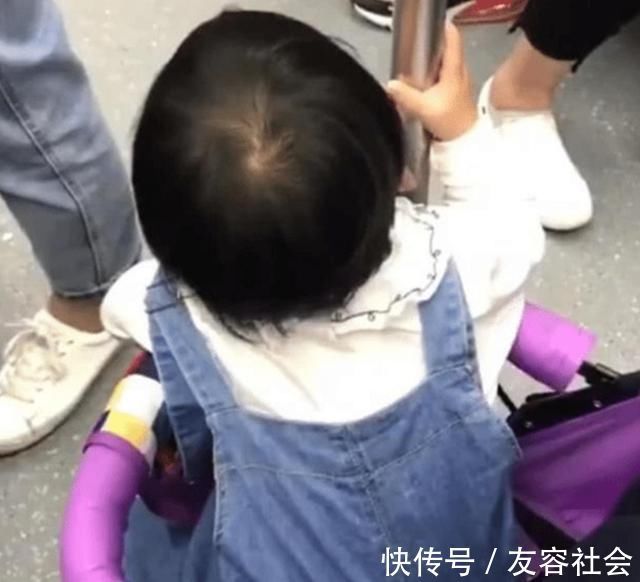 宝爸|在地铁上,宝宝直视一个人有15分钟,妈妈一看忍不住笑