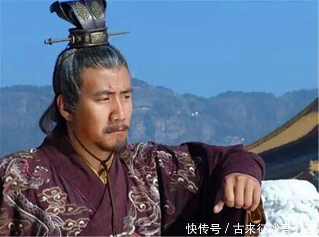 功臣|皇帝对功臣说：你儿剑法不错，功臣把儿子首级砍下，扔皇帝面前