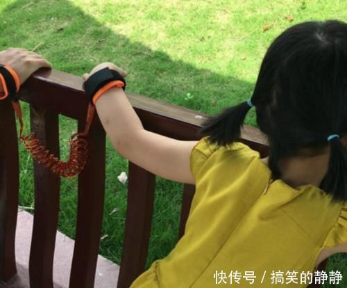 小孩|心痛!出生40天的婴儿在草坪上晒太阳,被玩耍的小孩踩中头部