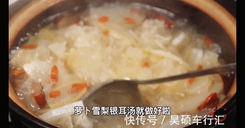 把白萝卜和梨放入滚烫的热水中，没想到这么厉害，这下长见识了
