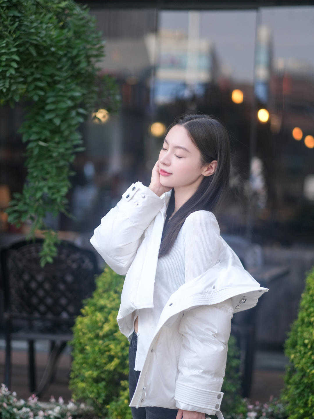 v领|羽绒服下面尽量少穿小脚裤,今年流行这样穿,温暖又时尚