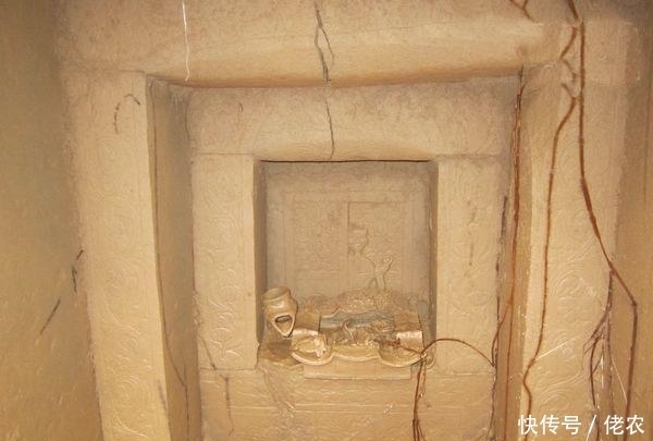 古墓|老大爷挖水沟时挖出一个古墓,当伸头探望时,发现里面另有蹊跷