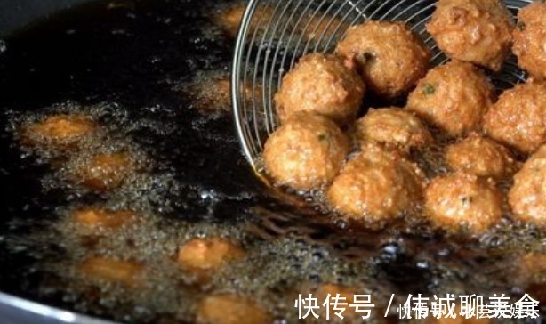 外婆|炸丸子，加淀粉是大错！外婆教我加点它，金黄酥脆，鲜嫩不油腻！