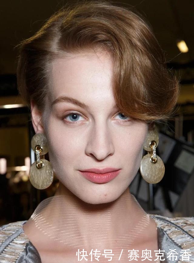 顶级蓝血奢侈品最爱美人颜PK战,你更Pink哪种颜?