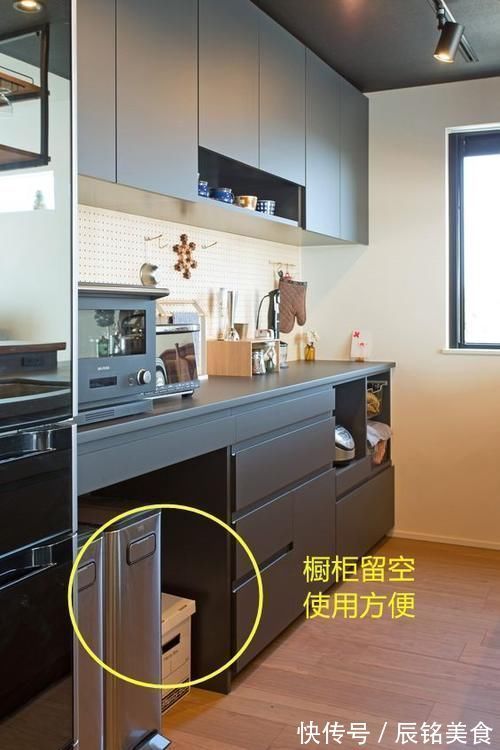 家政区|这谁能如此聪明,洗衣柜下面留空一格,洗衣服做收纳太实用方便了