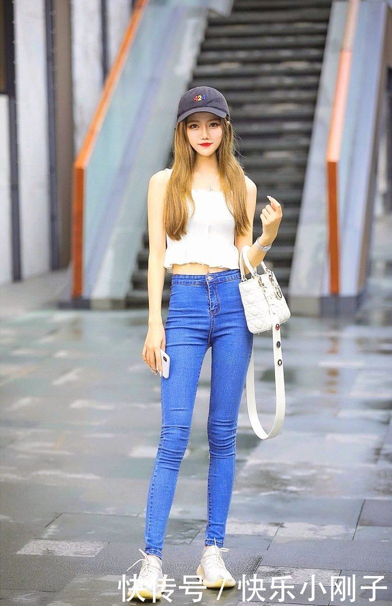 高个模特穿牛仔裤真好看,展示出一双大长腿,彰显轻熟的性感韵味