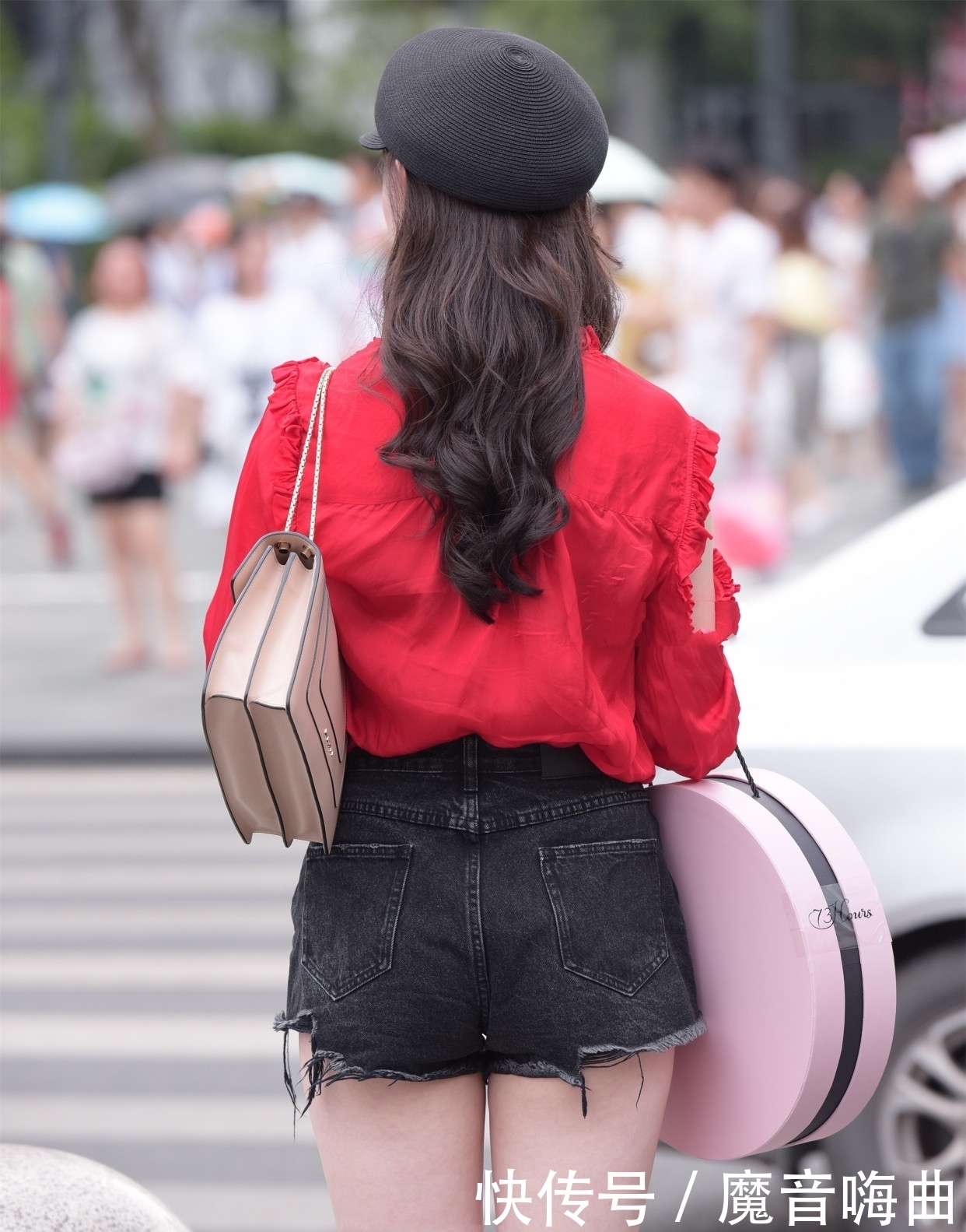 简单|衬衫搭配黑色裤子,简单大方,黑红配色显高级