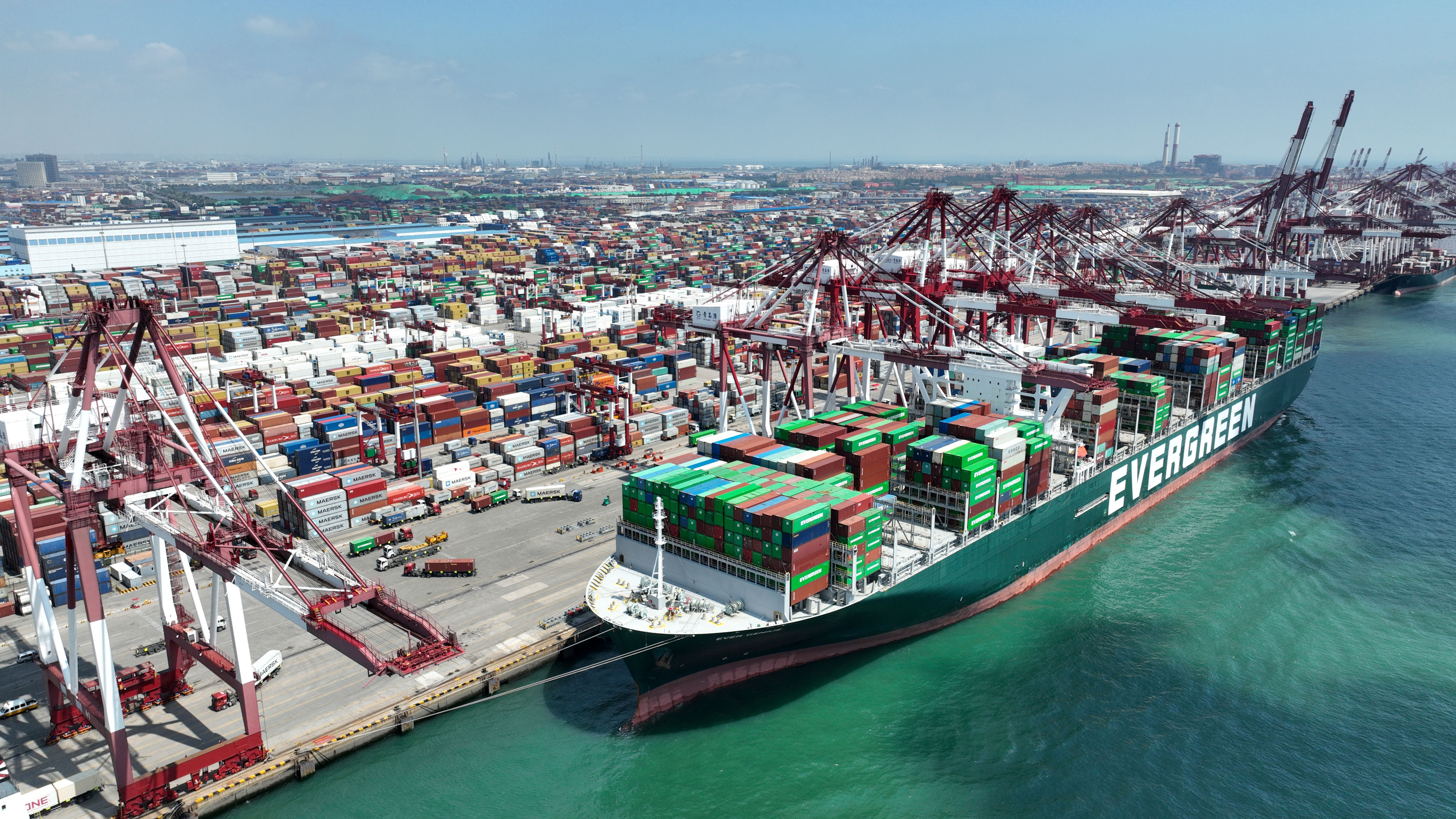 港山东港口青岛港前湾港区,集装箱货轮在码头装卸集装箱(6月15日摄,无