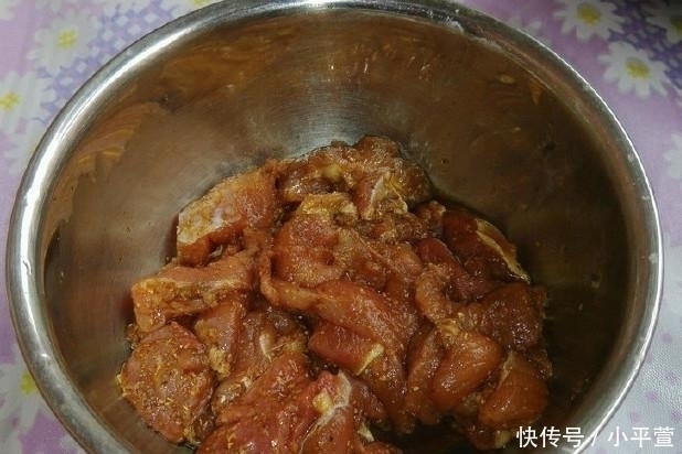  酒来腌制|猪肉怎么炒才不柴酒席大厨教你一招,炒好的猪肉又嫩又滑