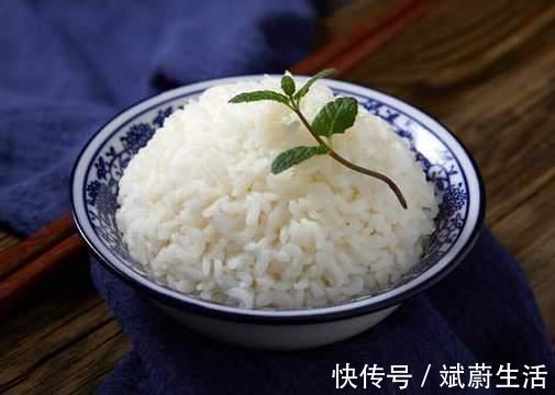 大米|蒸米饭只会加水?难怪不好吃,分享3个技巧,粒粒分明香喷喷的