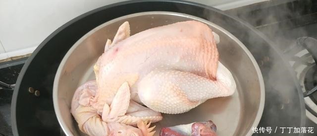 年夜饭鸡肉怎样吃教你广式白切鸡正确做法,配2种蘸料爽滑味美