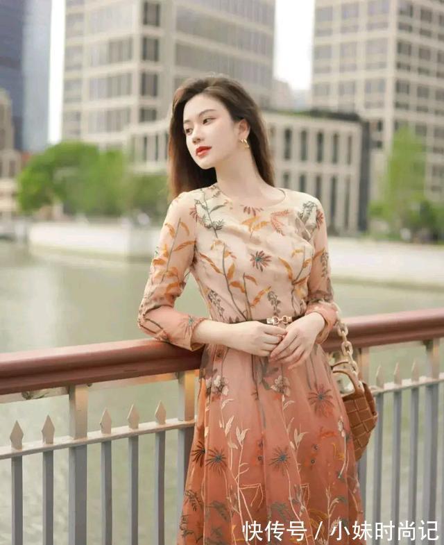 秋天|卡其色包身与裙子相呼应,把秋日感拉满,与秋天撞个满怀