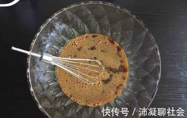 家里有面粉和大枣，就能做枣糕，比蛋糕简单香甜，新手一做就成功