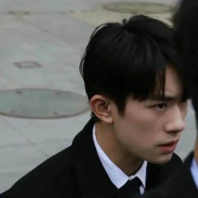 头像｜男｜不是因为奥特曼能变成光，而是心中有光才能变成奥特曼