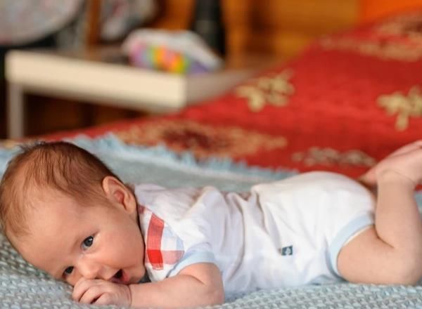 发育|三个月宝宝不会翻身怎么办?可能是你陷入了一个误区!