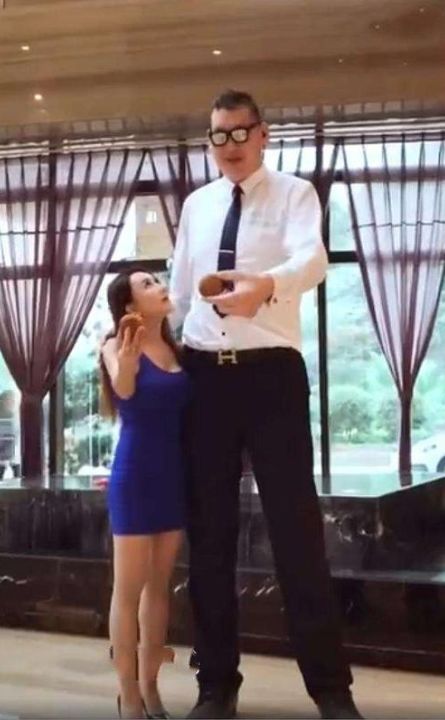 潘金莲&她是“最美潘金莲”,一婚嫁1米小矮人,现二婚嫁2米巨人!