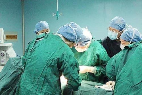 海豚|产妇生完孩子半小时,医生再次伸手进去,产妇大怒却被回怼为你好