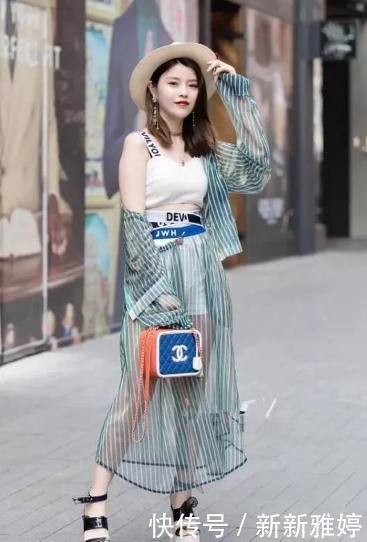 穿搭|街拍时尚美女，一身潮流时尚的穿搭，女神范十足