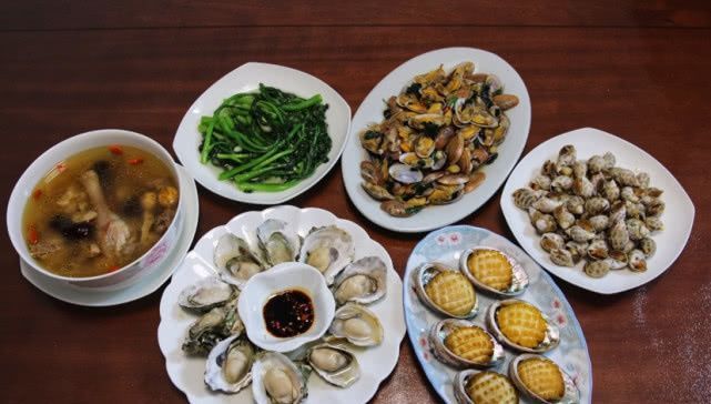 不想|每餐都有三菜一汤,朋友看到后说,没一个辣的菜,一看就不想吃