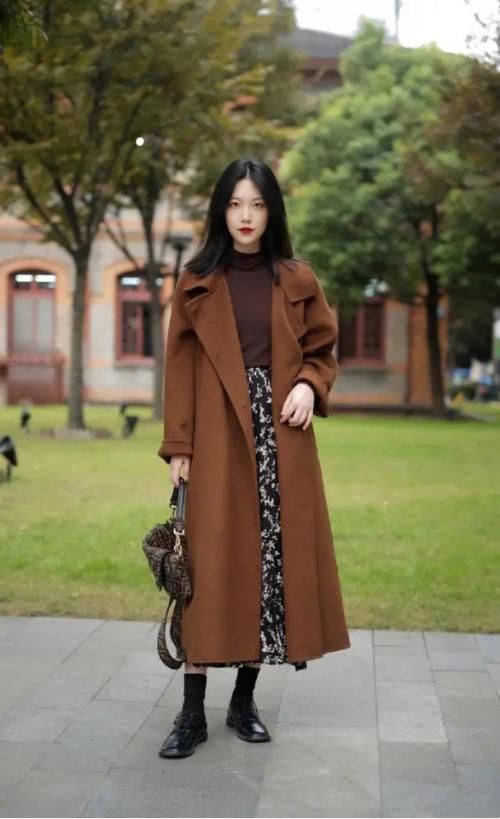 大衣＋半身裙，过年就这么穿，好看极了