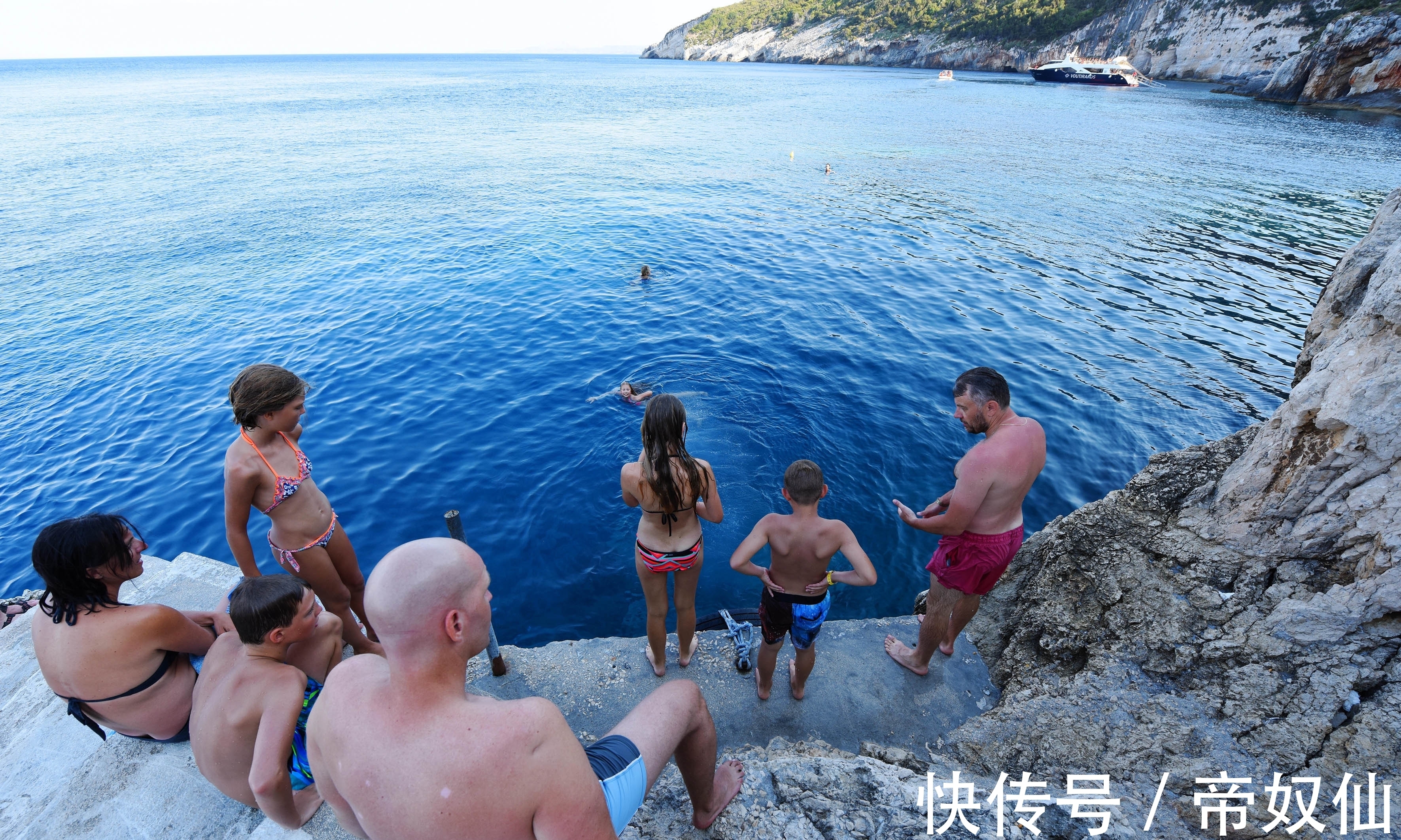 蓝洞|老外育儿“简单粗暴”，到悬崖海边游泳，老爸怂恿孩子往下跳