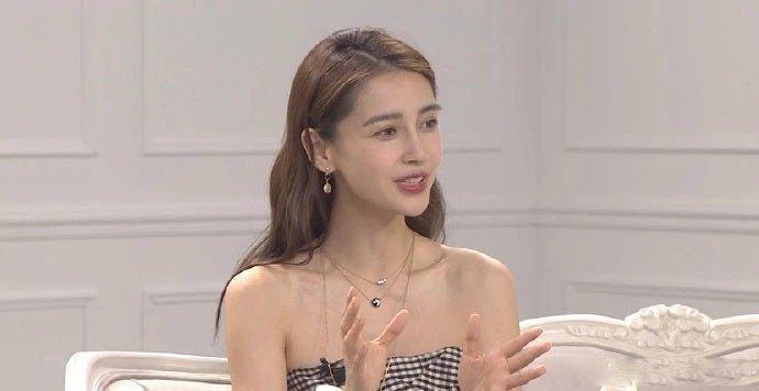 抹胸裙|时尚穿搭, 穿着一袭黑白的细格纹抹胸裙时髦优雅, 性感妩媚