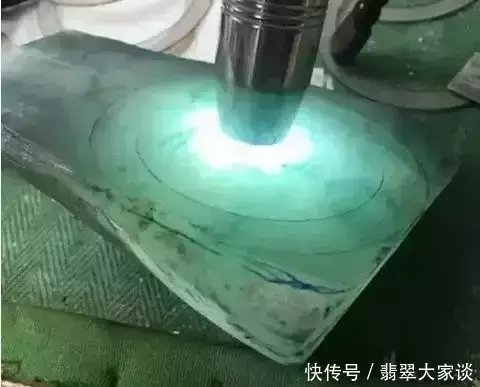 赌石|赌石实战17万买下一块只有一个翡翠手镯位的料子,直接开切