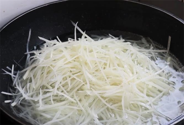 好吃|难怪饭店的酸辣土豆丝那么好吃,大厨教你一招,酸脆爽口又下饭