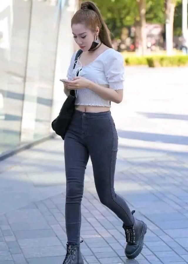 美女|见过大场面的女人,牛仔裤从不搭小白鞋,跟着穿时髦又减龄