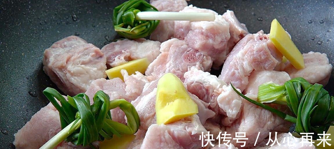 排骨不管怎么做,切记不要直接焯水,多做这2步,排骨不腥也不柴